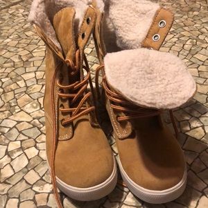 Mudd boots combat with furr insides that fold over